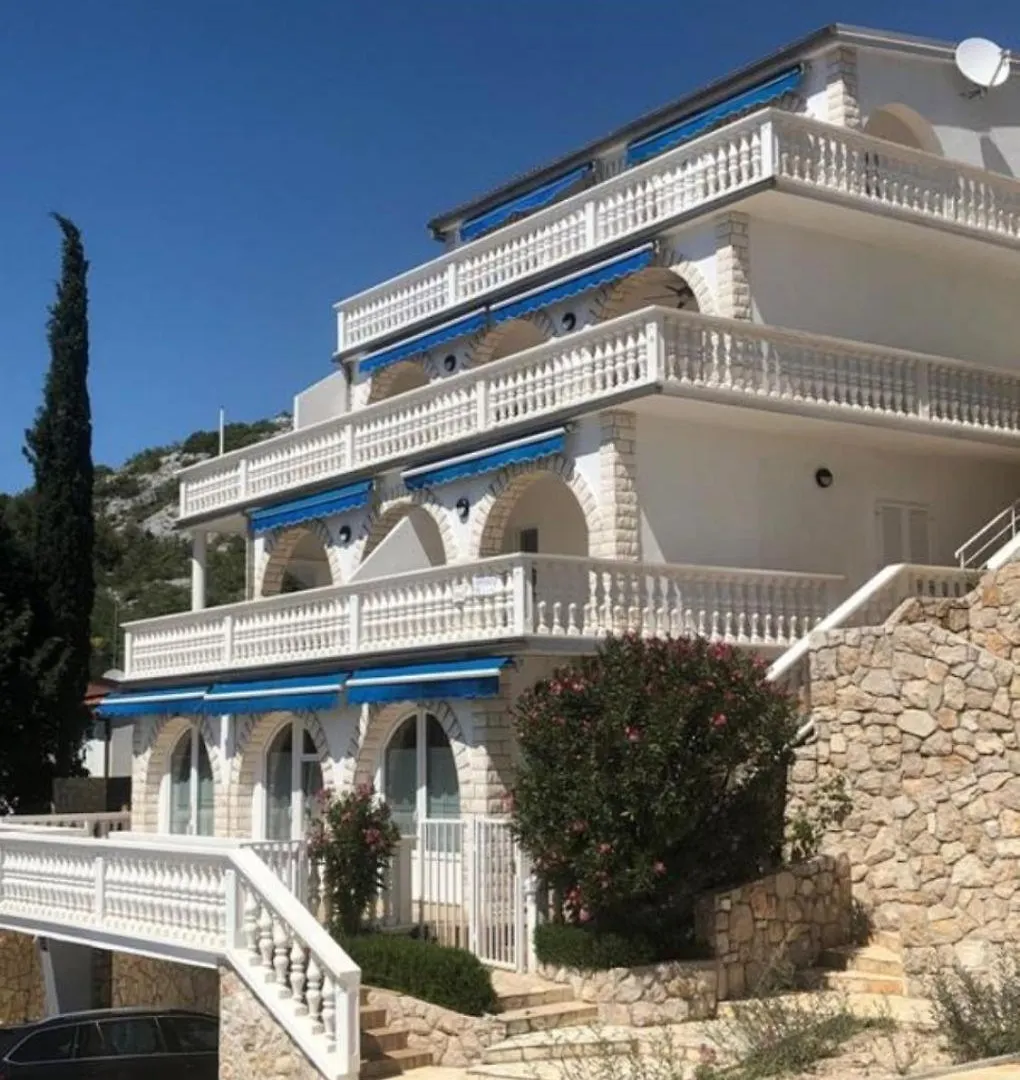 Apartments Josip Drage 0*,